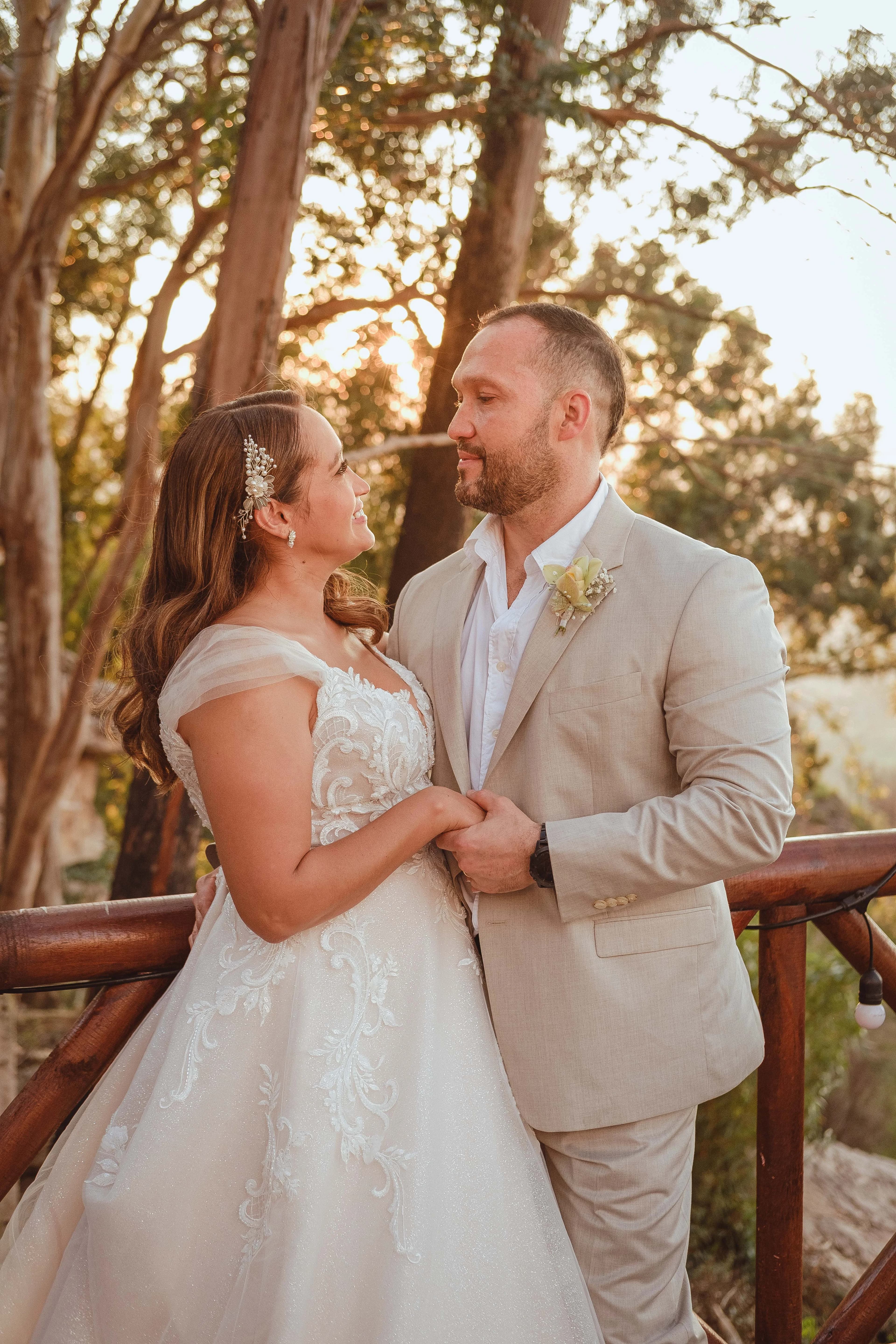 Fotografía de boda pareja mirandose a los ojos en Hacienda el Ensueño, Ruitoque, Floridablanca