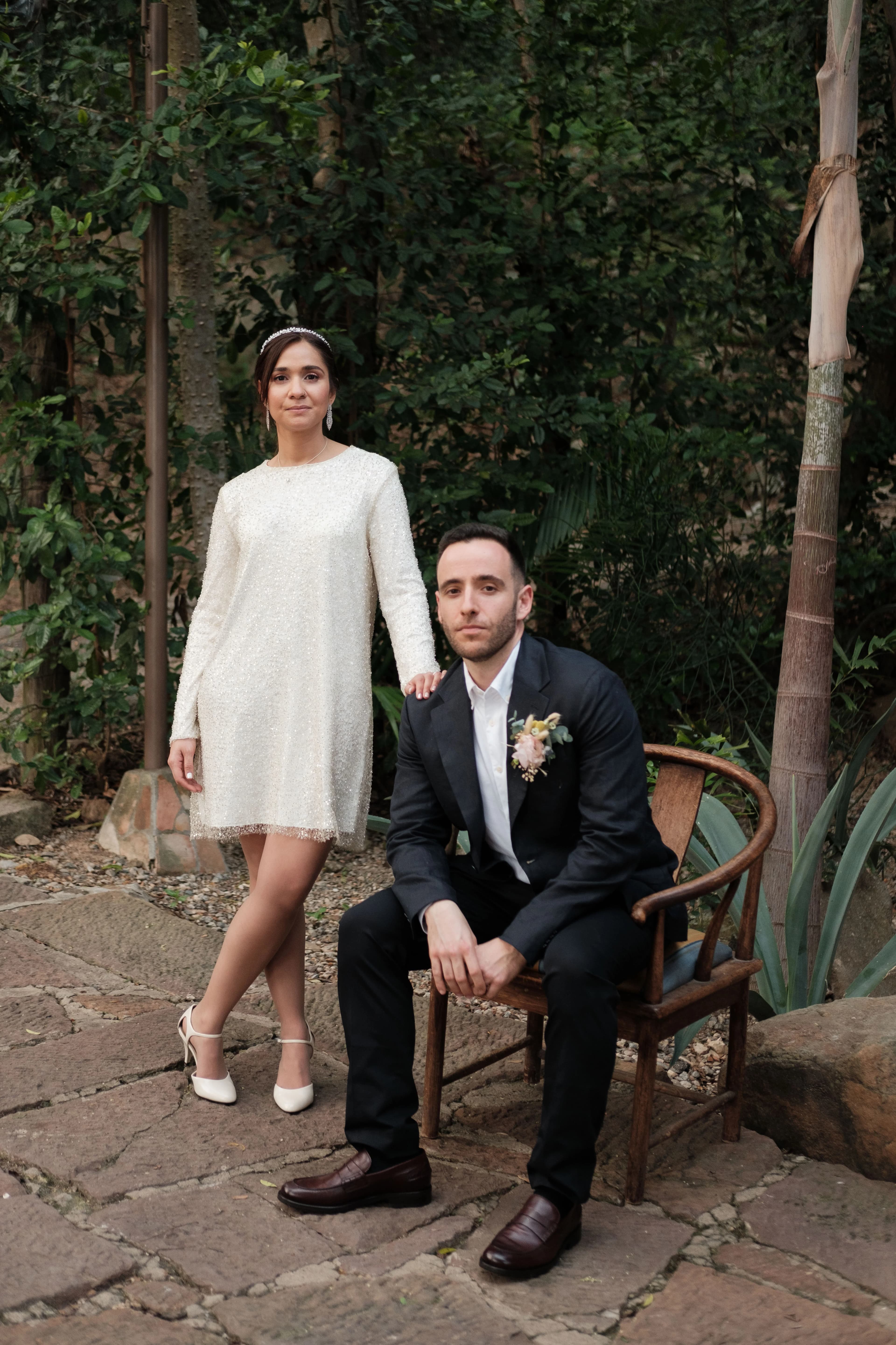 Retrato de boda de María y Ferran en Casa Terma, destino de bodas boutique en Santander.